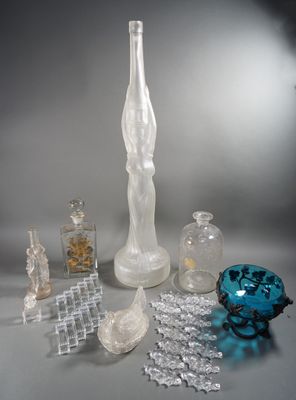 beaucoup d'objets en verre qui se trouvent sur la table
