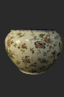 un vase blanc orné d'un motif floral
