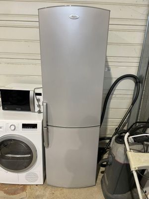 un réfrigérateur et une machine à laver placés l'un à côté de l'autre
