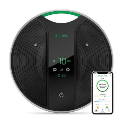 un aspirateur robot noir et vert à côté d'un iPhone