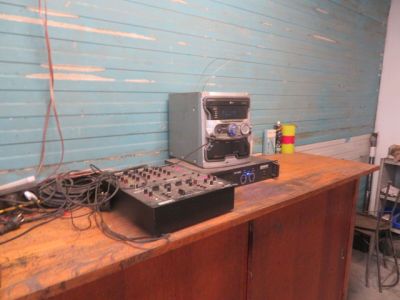 une photo d'une pièce où l'on voit tout un tas d'appareils électroniques posés sur la table