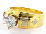 une photo d'une bague en or sertie d'un diamant et de diamants taille baguette
