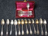 un lot de cuillères et de cuillères à soupe dans une boîte