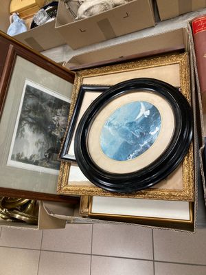 Lot de 13 cadres : dessins, lavis, aquarelles et reproductions.