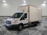 un camion blanc garé dans une pièce
