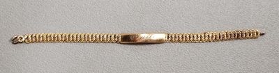 une image d'un gros plan d'un bracelet en or sur une table