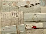 de nombreuses vieilles lettres et enveloppes disposées sur une table