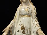 une image représentant une statue d'une femme en robe blanche