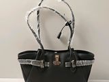 Sac à main Michael Korsh en cuir noir avec une bandoulière à imprimé serpent