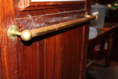 un gros plan sur la poignée d'une porte en bois
