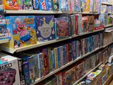 il y a beaucoup de jouets pour enfants sur les rayons du magasin