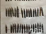 tout un tas de stylos de toutes sortes sur la table