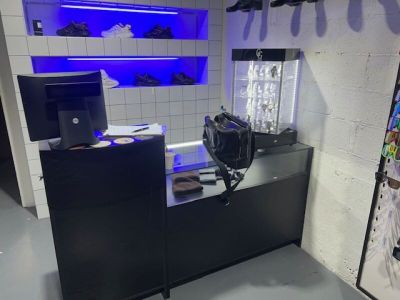 Comptoir caisse éclairé avec vitrine IKEA
