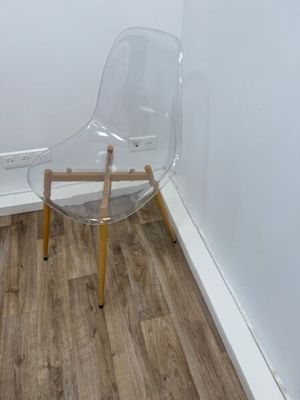 une chaise transparente dans un coin de la pièce