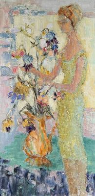 un tableau représentant une femme debout à côté d'un vase de fleurs