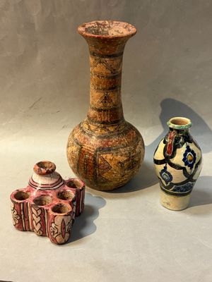 trois vases posés sur une table