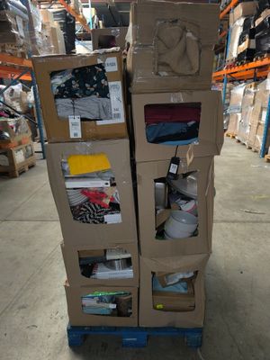boîtes empilées dans un entrepôt