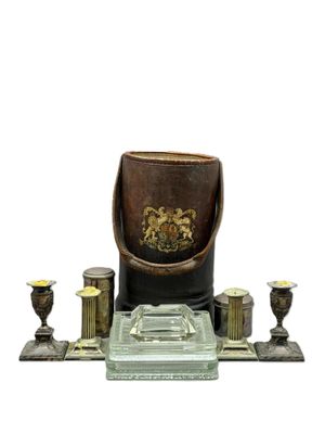 un vase en verre avec des bougies et un bougeoir sur la table