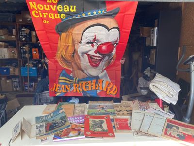 une table sur laquelle sont posées plusieurs cartes
