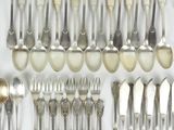 beaucoup de cuillères en argent et de cuillères sur la table