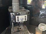 une machine à café posée sur un comptoir