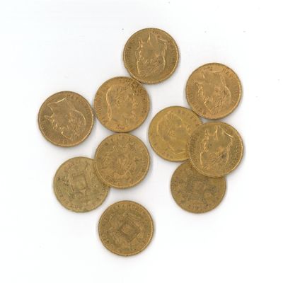 gros plan d'une pile de pièces d'or sur une surface blanche