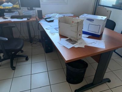 un bureau avec un ordinateur et une boîte posée dessus