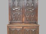 un vieux meuble en bois avec deux portes et deux tiroirs