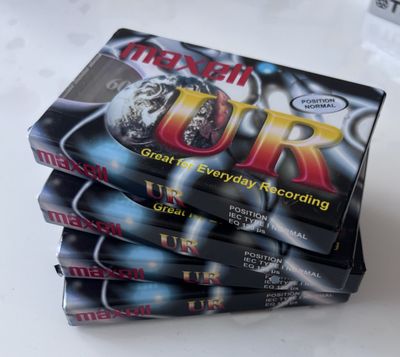 plusieurs DVD empilés les uns sur les autres sur une table