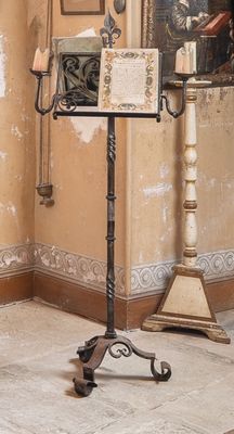 un pupitre à l'ancienne dans un coin de la pièce