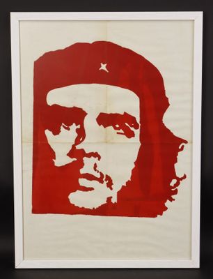 un tableau rouge et blanc représentant le visage d'un homme orné d'une étoile