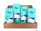 quatre paquets de café sont posés dans une boîte en carton sur un fond blanc