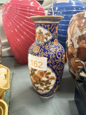 de nombreux vases posés sur une table
