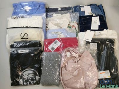 un tas de vêtements posés sur une table