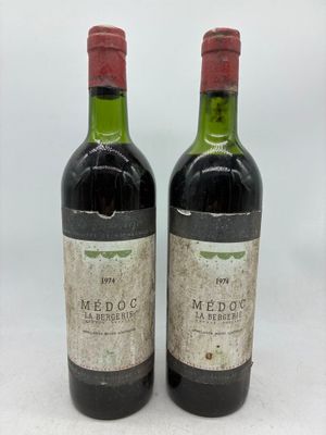 deux bouteilles de vin rouge posées l'une à côté de l'autre sur une table