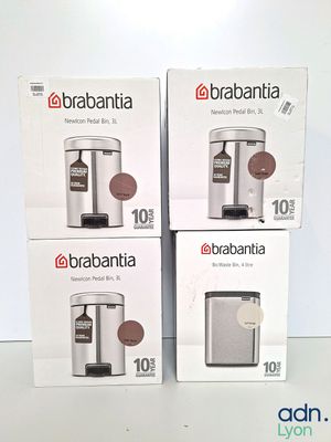 trois cartons contenant des machines à café Brabantia posés sur une table