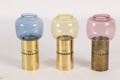 trois vases en verre de couleurs différentes placés les uns à côté des autres