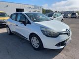 une voiture blanche garée devant un bâtiment dans un parking