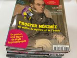 des magazines empilés les uns sur les autres sur une table