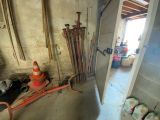 une photo d'une pièce où s'entassent des outils par terre