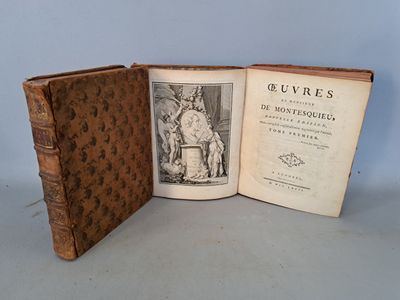 un vieux livre sur lequel est posée la photo d'une femme assise