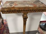 une console ancienne avec un plateau en marbre