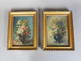 une paire de tableaux représentant des fleurs dans un vase posé sur une table