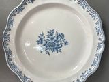 Gros plan sur une assiette bleue et blanche ornée de fleurs