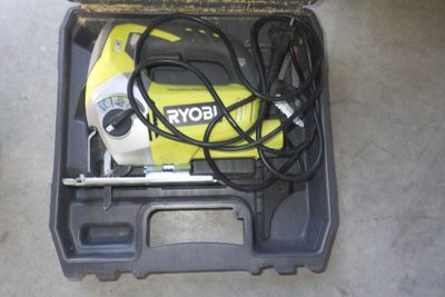 une boîte jaune et noire avec un ventilateur jaune et noir
