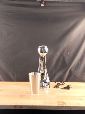 une bouteille de vin et un verre posés sur une table