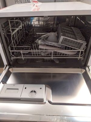 un lave-vaisselle qui se trouve à l'intérieur d'un autre lave-vaisselle