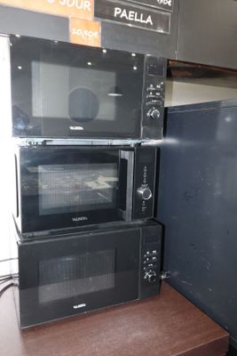 Trois micro-ondes VALBERG