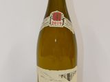 une bouteille de vin posée sur une table