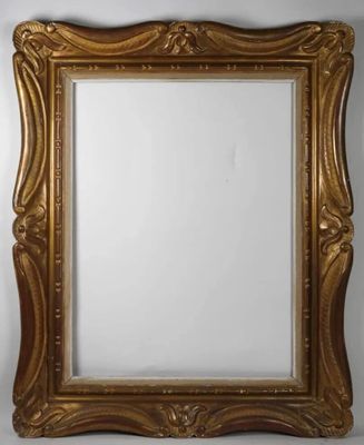 un miroir à cadre doré accroché à un mur sur fond blanc